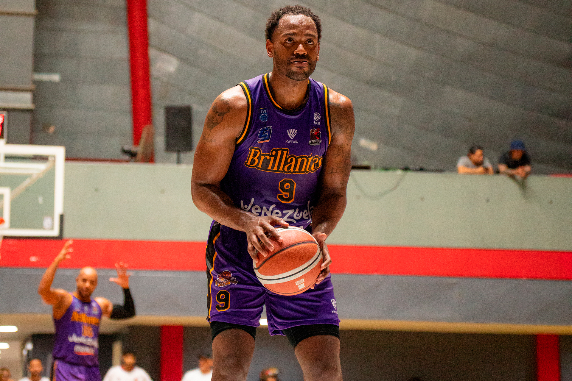 Myke Henry deslumbró con su ofensiva en la novena semana