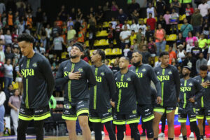 Marinos y Spartans picaron adelante en sus series